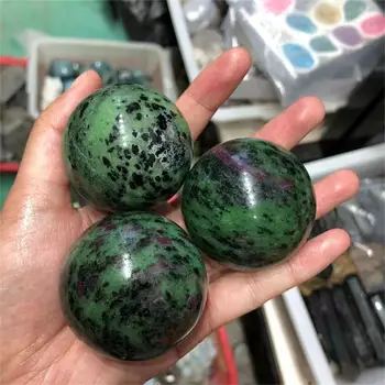 Hulgimüük Loomulik Fengshui Tervendav Crystal Energy Ball Roheline Epidote Kivi Valdkondades Kodu Kaunistamiseks
